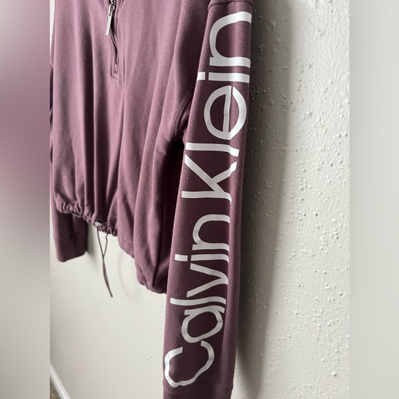 Calvin Klein Cropped Adjustable Waist 1/2 Zip
Logo Sleeve Sweatshirt Size S/CH - Picture 4 of 8